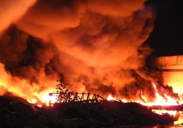 Materiais inflamáveis estão dificultando o controle do incêndio no Polo Industrial de Manaus