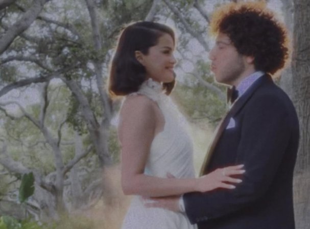 Selena Gomez e Benny Blanco se casam em cerimônia intimista na Califórnia