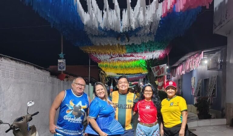 Torcedores de Caprichoso e Garantido celebram juntos jogo do Brasil em Parintins