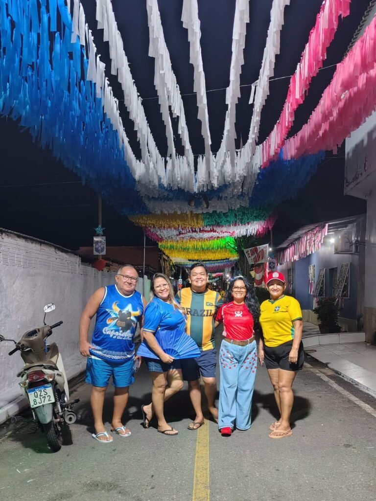 Torcedores de Caprichoso e Garantido celebram juntos jogo do Brasil em Parintins