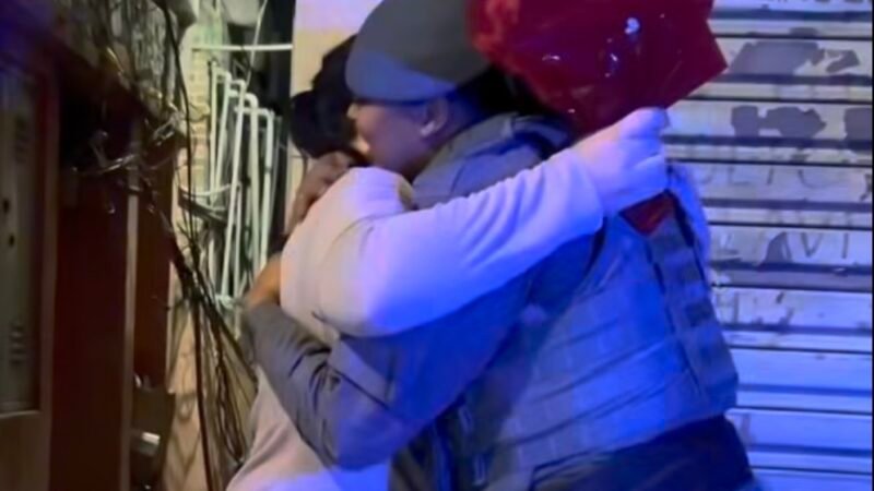 VÍDEO: PM que salvou mulher após pedido de socorro disfarçado de pizza entrega flores à vítima