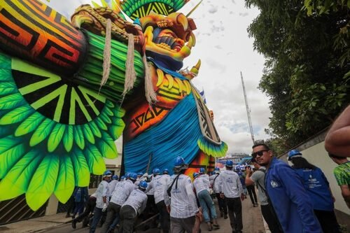 Festival de Parintins 2026: Translado das alegorias mobiliza cerca de 400 trabalhadores dos bois Caprichoso e Garantido