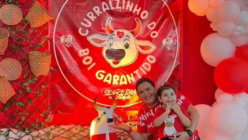Menina com sensibilidade auditiva emociona ao dançar toada do Garantido em Manaus