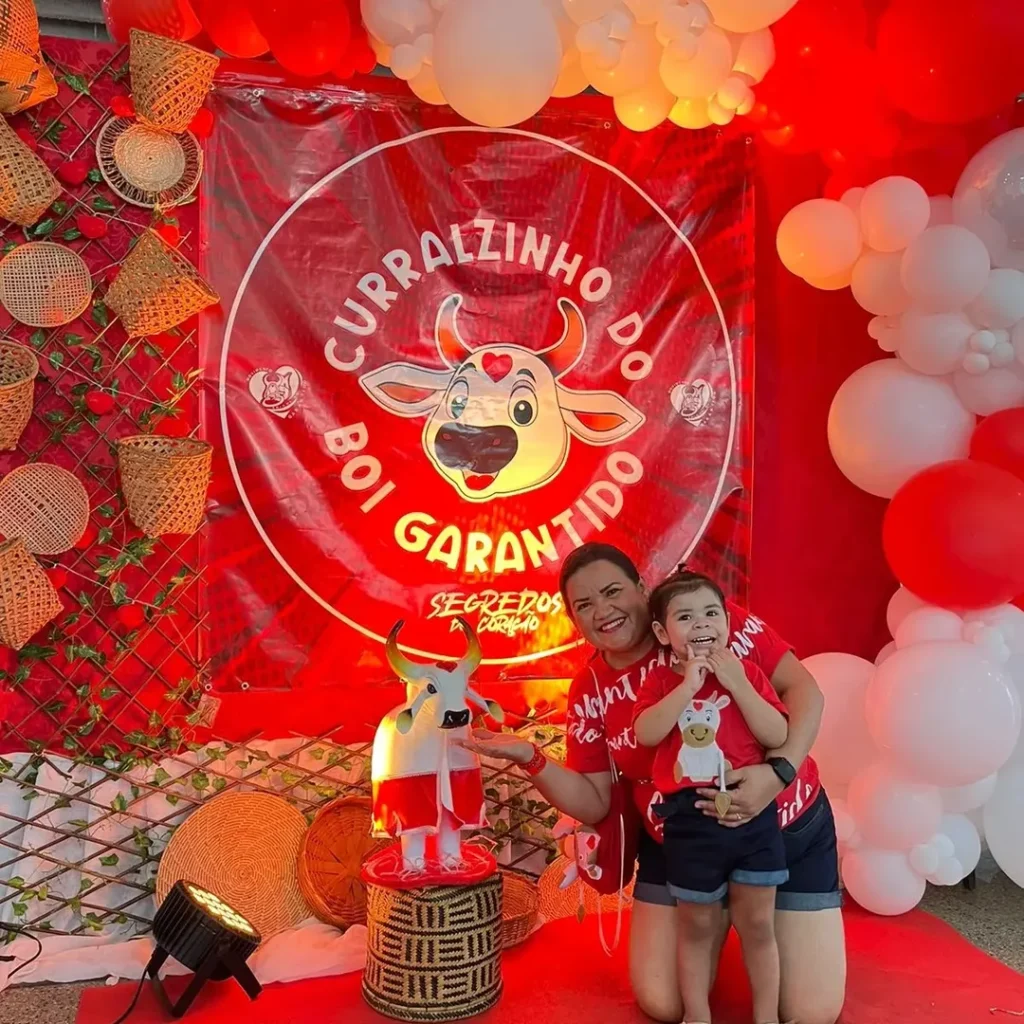 Menina com sensibilidade auditiva emociona ao dançar toada do Garantido em Manaus