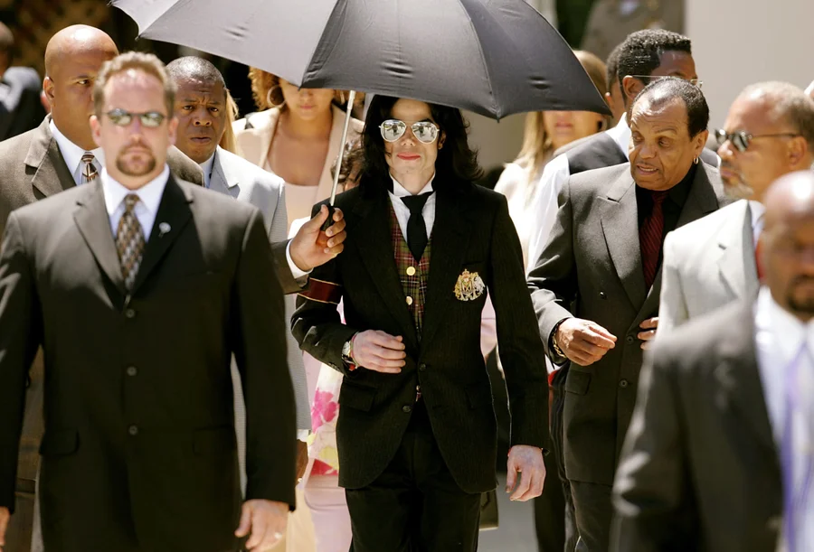 Michael Jackson: veja fotos históricas do julgamento revisitado em documentário