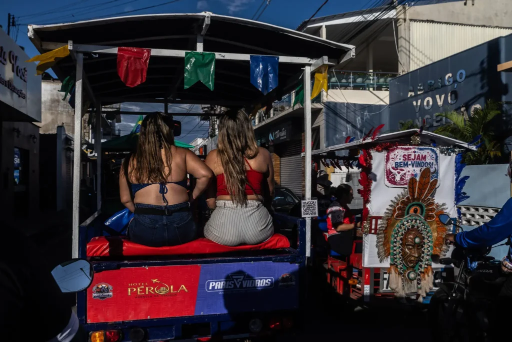 The New York Times destaca rivalidade entre Caprichoso e Garantido em reportagem especial