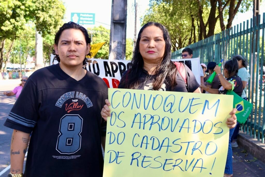 Aprovados em concurso da Semed protestam em frente à Prefeitura e cobram convocação imediata em Manaus