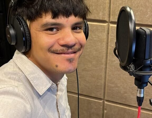 Adanilo celebra estreia como narrador e integra elenco de audiossérie ‘A Revolução dos Bichos’