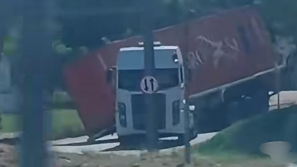 Carreta tomba no Distrito Industrial e revolta internautas, que cobram mais fiscalização