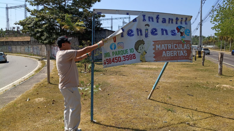 Prefeitura de Manaus remove publicidade irregular em área pública no bairro Parque 10 de Novembro
