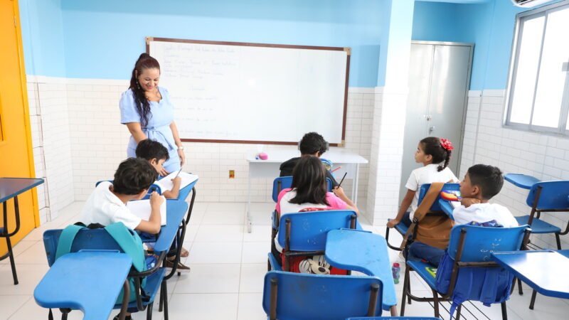 Seis mil servidores da educação municipal de Manaus terão progressões funcionais pagas em 2026