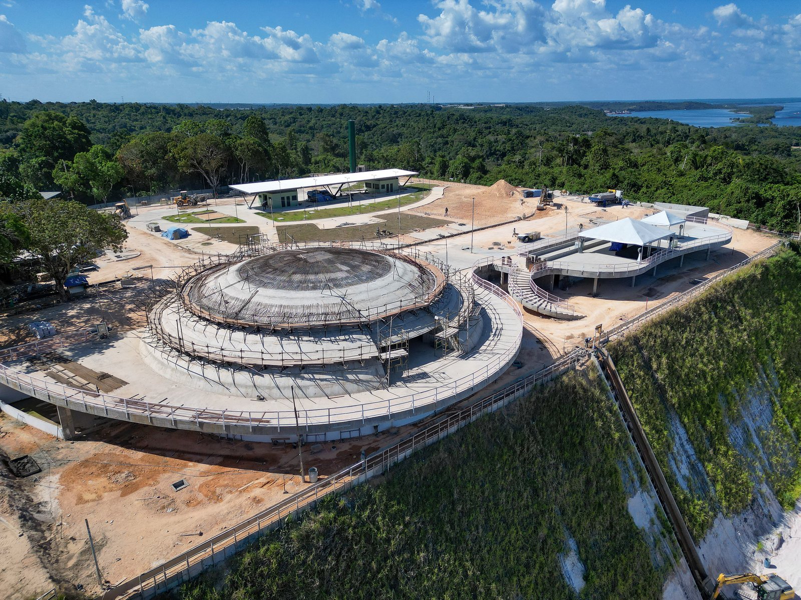 Prefeitura avança nas obras no parque Encontro das Águas Rosa Almeida e inicia preparação para etapa de concretagem das ‘asas’ que simbolizam os rios Negro e Solimões