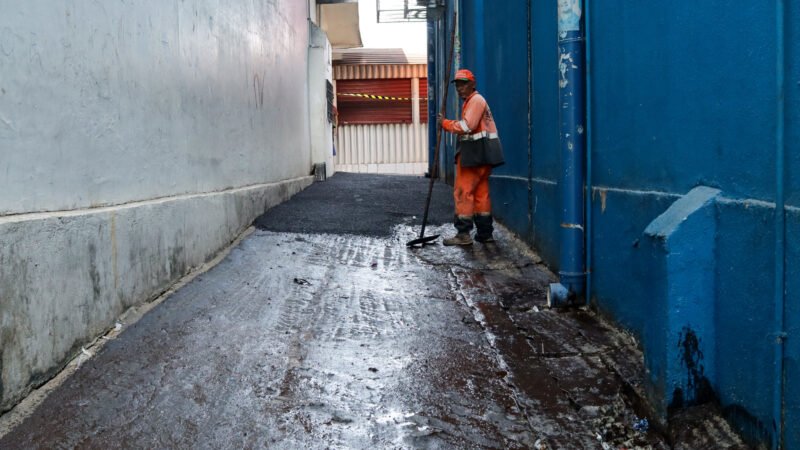 ‘Manaus que a Gente Cuida’ intensifica serviços de infraestrutura e limpeza no Educandos e Colônia Oliveira Machado e leva ações às comunidades