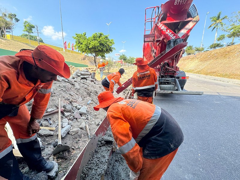 Prefeitura de Manaus inicia construção de novo canteiro central na avenida Max Teixeira para reforçar segurança viária