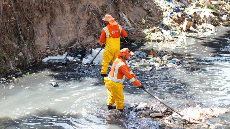 Prefeitura de Manaus intensifica limpeza da avenida Brasil e do igarapé do Franco