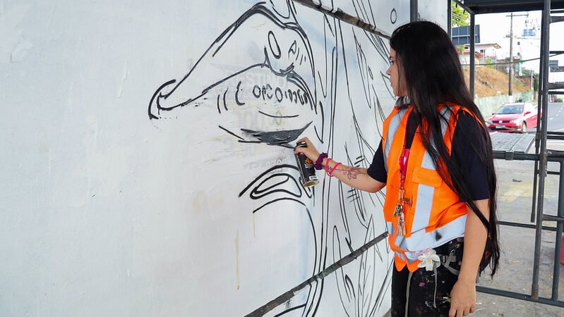 Prefeitura coloca mulheres no protagonismo da arte urbana e transforma viadutos da capital com projeto ‘Manaus em Cores: Arte que Protege’