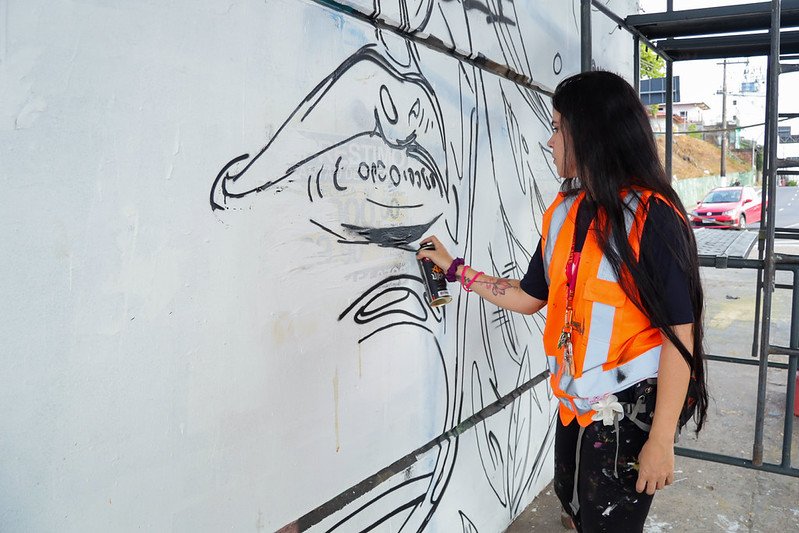Prefeitura coloca mulheres no protagonismo da arte urbana e transforma viadutos da capital com projeto ‘Manaus em Cores: Arte que Protege’