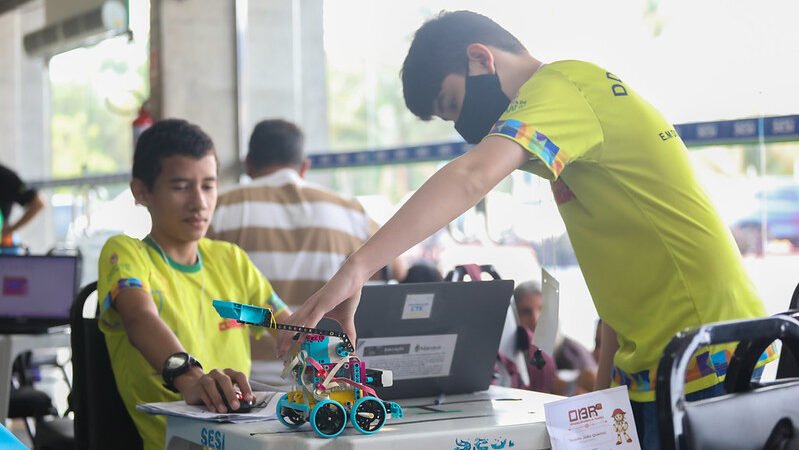 Estudantes da rede municipal de Manaus disputam fase estadual da Olimpíada Brasileira de Robótica