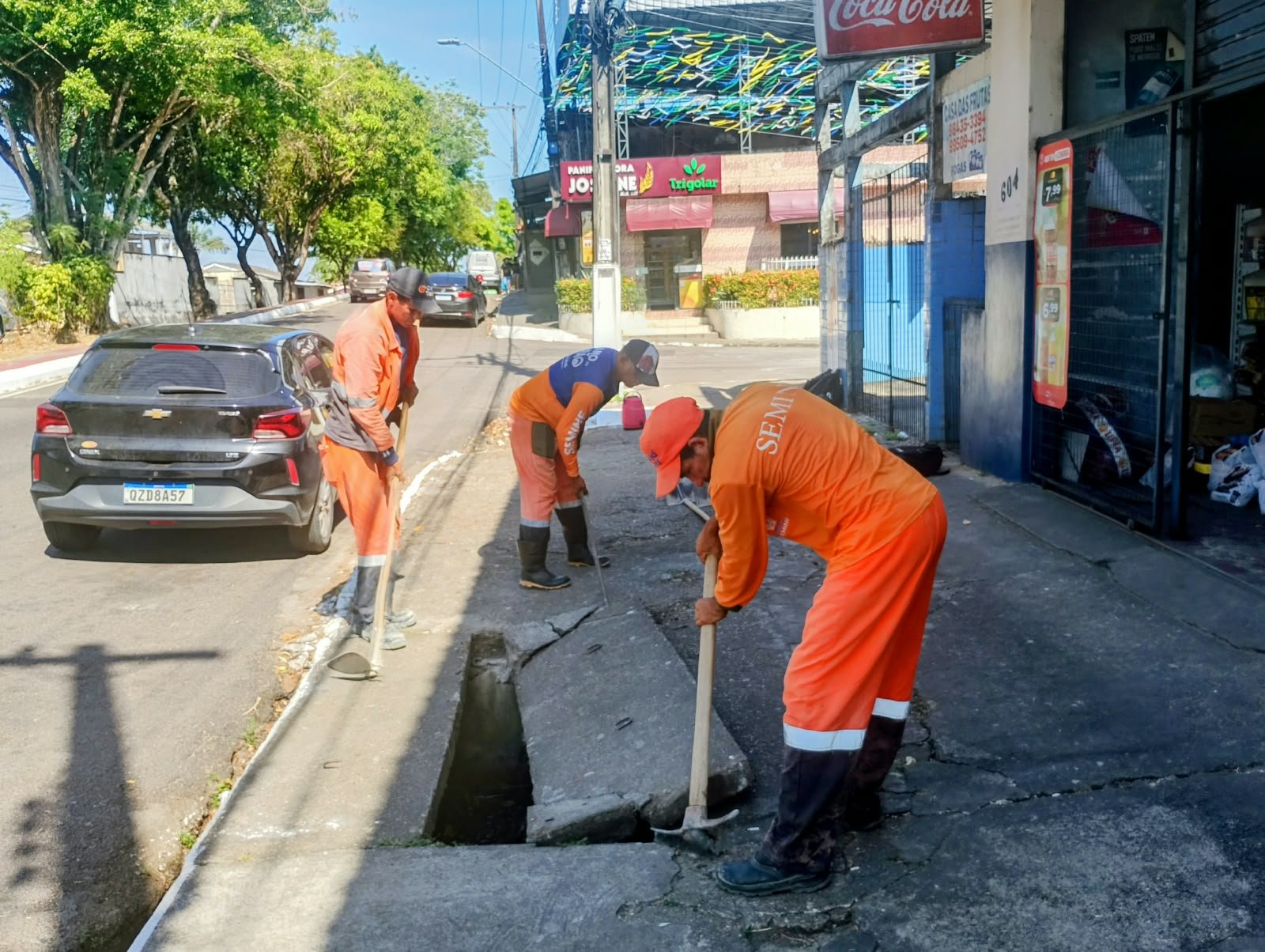 Prefeitura de Manaus recupera caixa coletora obstruída por descarte irregular de lixo no bairro Redenção