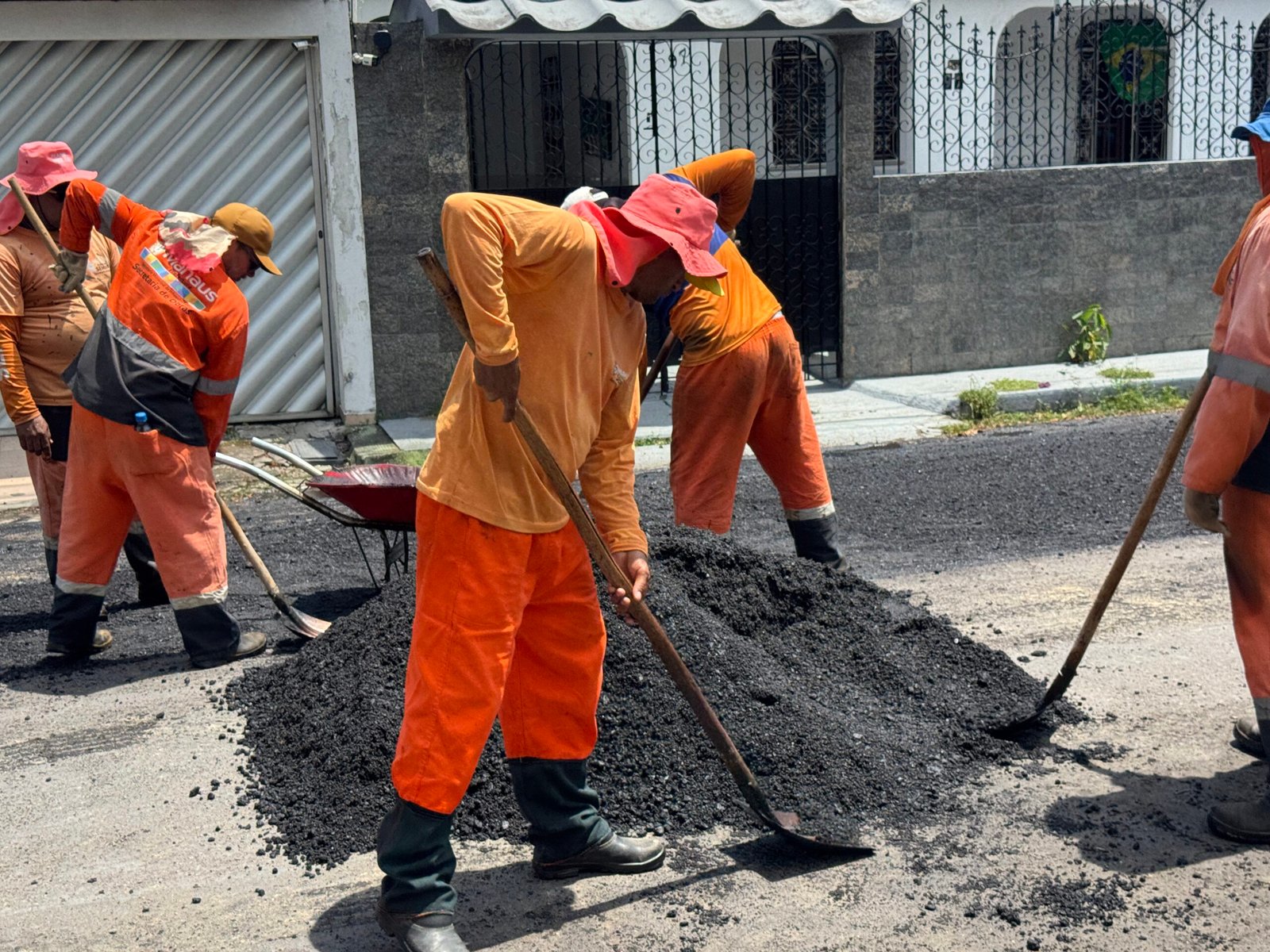 Prefeitura de Manaus atende solicitação de moradores e recupera trecho da rua Hortência, no Aleixo