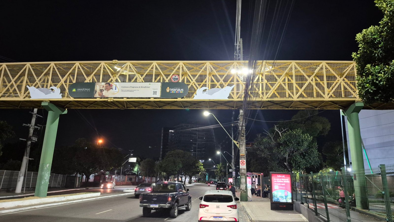 Prefeitura de Manaus reforça iluminação de passarelas nas avenidas Darcy Vargas e Djalma Batista