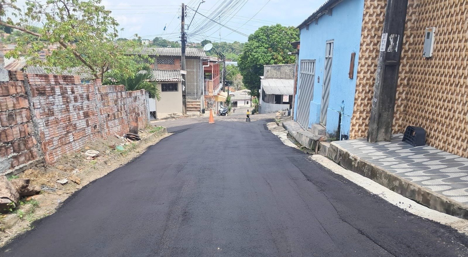 Prefeitura de Manaus avança com recuperação asfáltica e melhora circulação em rua do bairro Cidade Nova