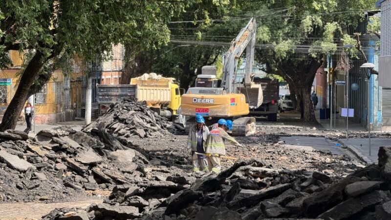 Obras da ‘Rua Gastronômica’ avançam com retirada de asfalto e preparação da nova infraestrutura na Ferreira Pena