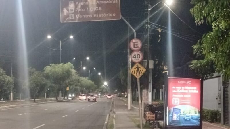 Avenidas de Manaus recebem revitalização de sinalização viária da prefeitura no fim de semana