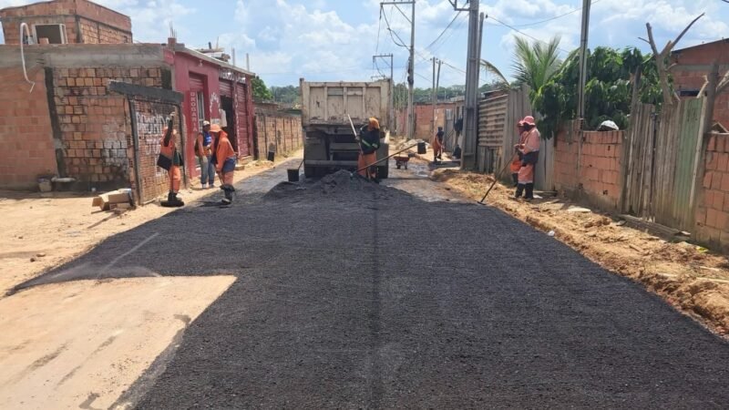 Prefeitura de Manaus leva asfalto pela primeira vez à travessa Praia Pedroso, no Tarumã