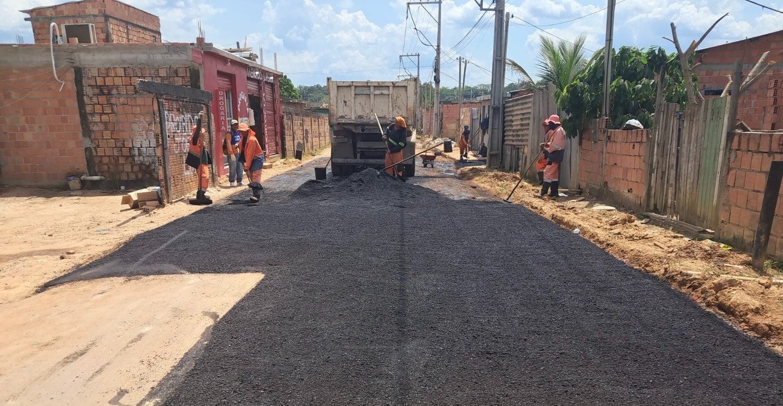 Prefeitura de Manaus leva asfalto pela primeira vez à travessa Praia Pedroso, no Tarumã