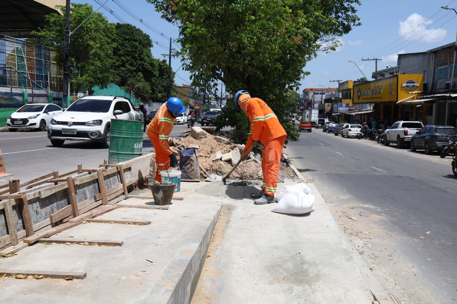 Prefeitura de Manaus avança na reconstrução do canteiro central da avenida Margarita com foco em segurança e acessibilidade