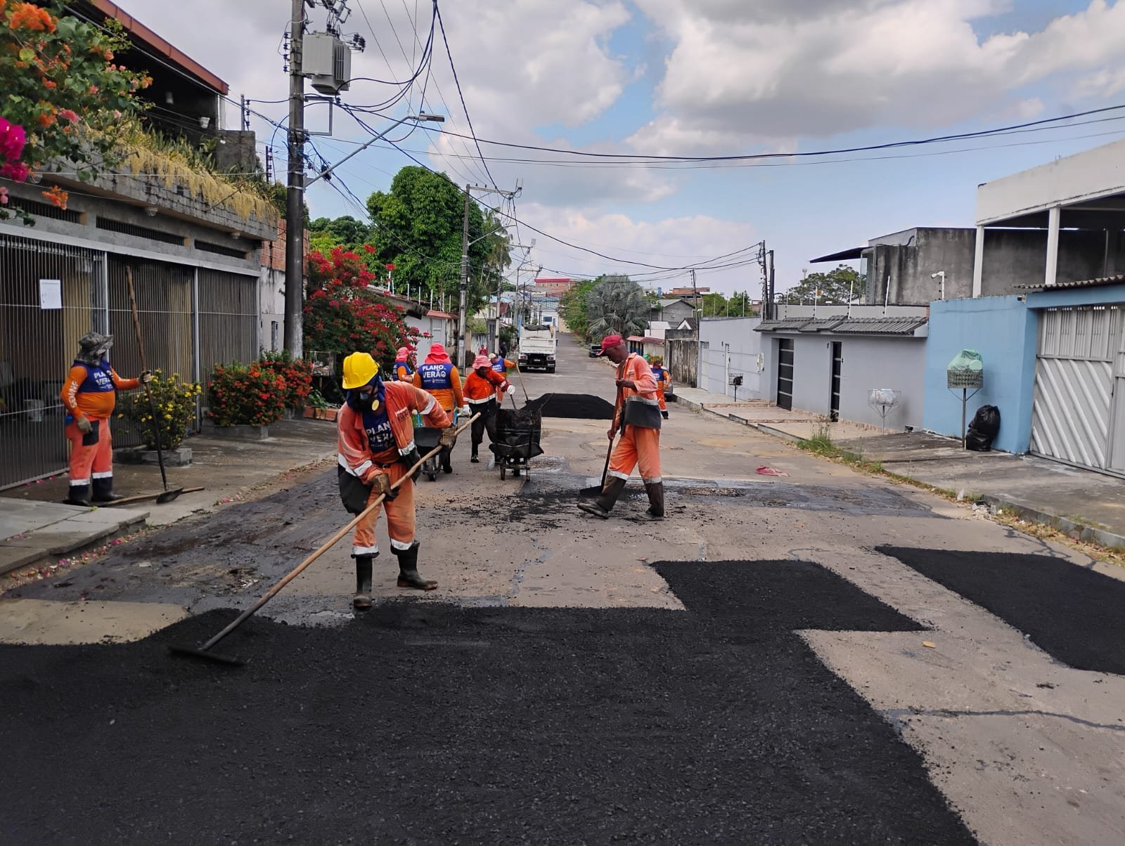 Prefeitura de Manaus intensifica operação ‘Tapa-Buracos’ e recupera via no bairro Planalto