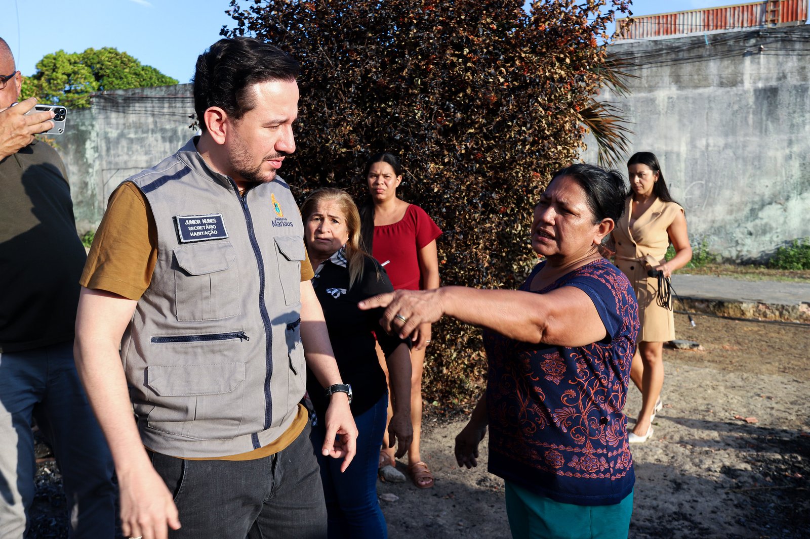 Prefeitura de Manaus acompanha famílias afetadas por incêndios no Cidade de Deus e Viver Melhor