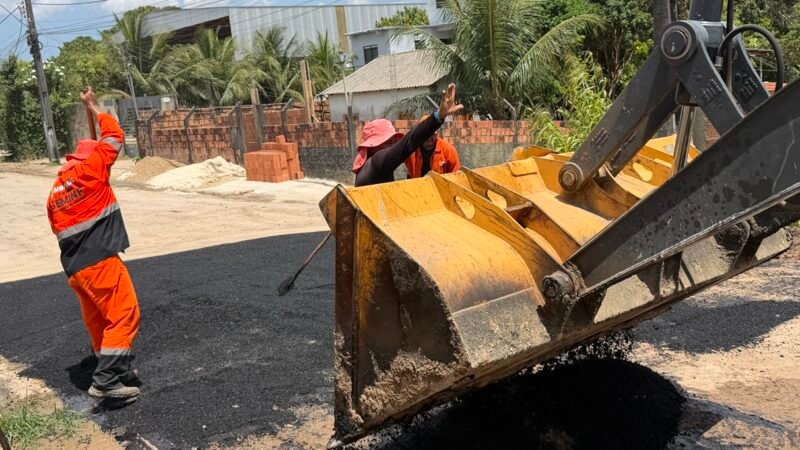 Prefeitura de Manaus transforma rua no Santa Etelvina com aplicação de 40 toneladas de novo asfalto