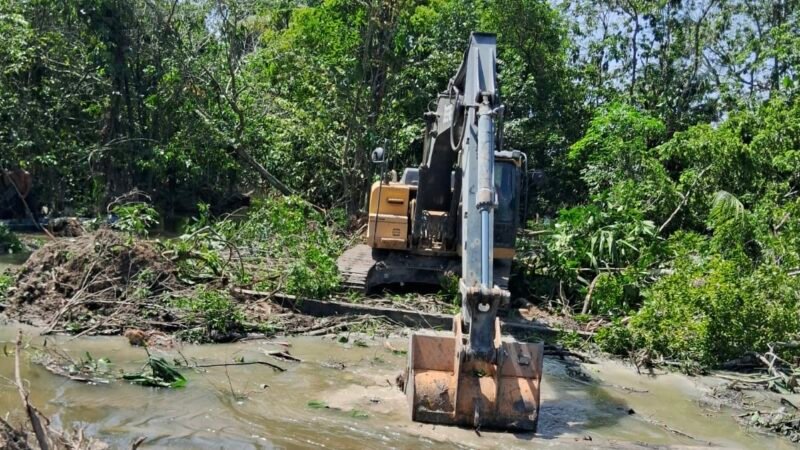 Prefeitura de Manaus retira 900 metros cúbicos de lixo de igarapé durante obra de dragagem e recupera fluxo das águas no Tarumã-Açu