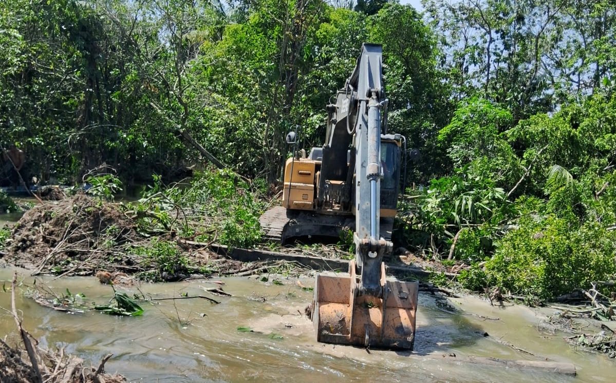 Prefeitura de Manaus retira 900 metros cúbicos de lixo de igarapé durante obra de dragagem e recupera fluxo das águas no Tarumã-Açu