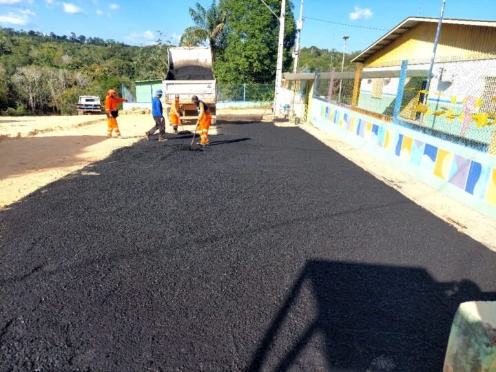 Prefeitura de Manaus avança com pavimentação em trecho do ramal do Tiú e melhora mobilidade na zona Rural