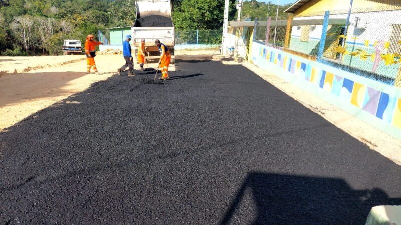Prefeitura de Manaus avança com pavimentação em trecho do ramal do Tiú e melhora mobilidade na zona Rural