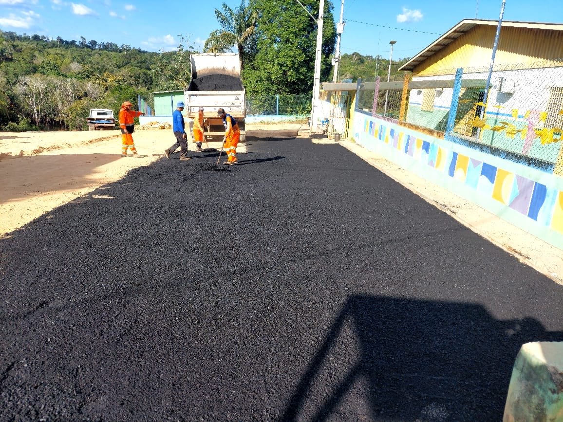 Prefeitura de Manaus avança com pavimentação em trecho do ramal do Tiú e melhora mobilidade na zona Rural