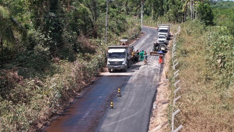 Prefeitura de Manaus avança com pavimentação de ramal e melhora acesso para moradores e produtores no km 15 da BR-174