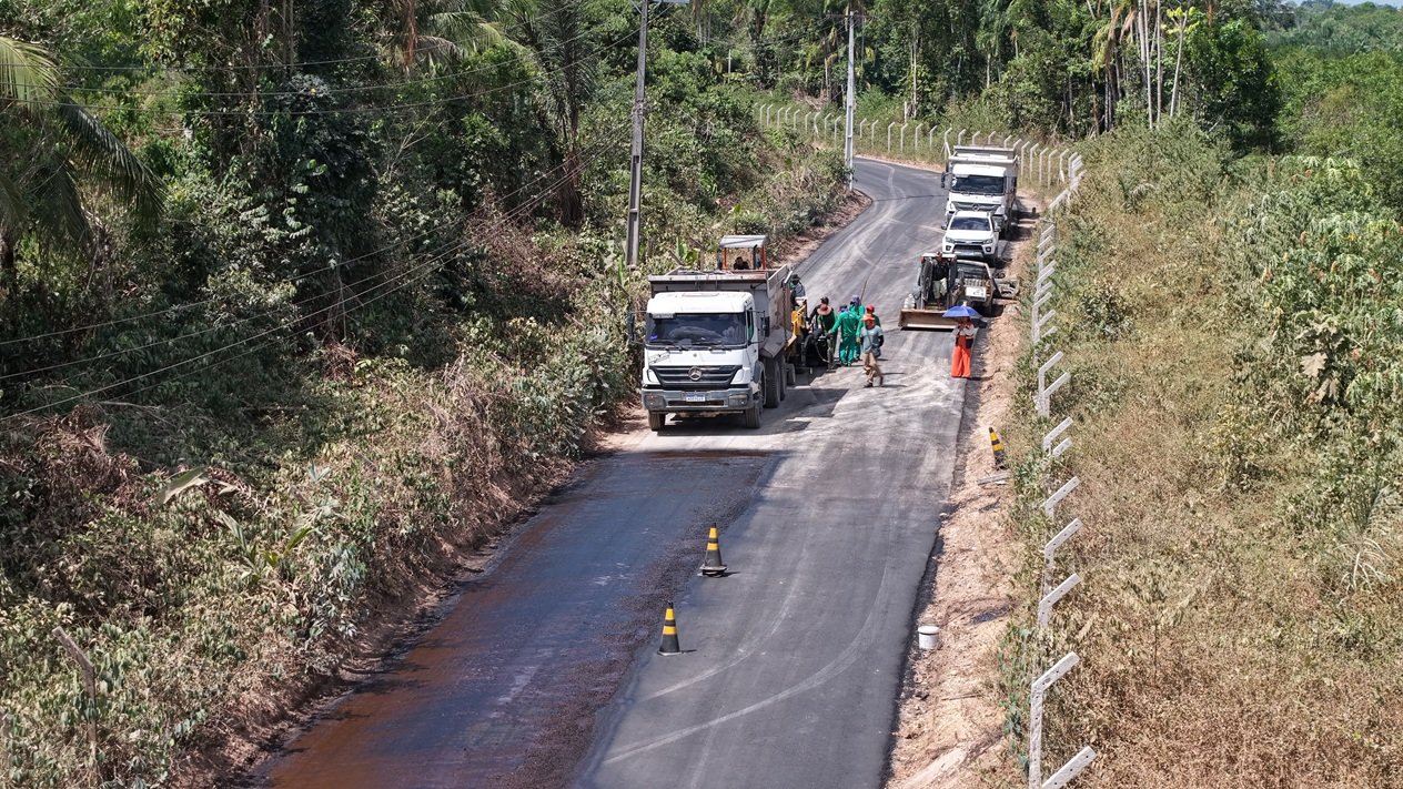 Prefeitura de Manaus avança com pavimentação de ramal e melhora acesso para moradores e produtores no km 15 da BR-174