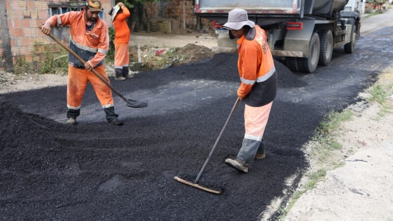 Prefeitura de Manaus recupera 300 metros de via e aplica 150 toneladas de asfalto no Colônia Terra Nova