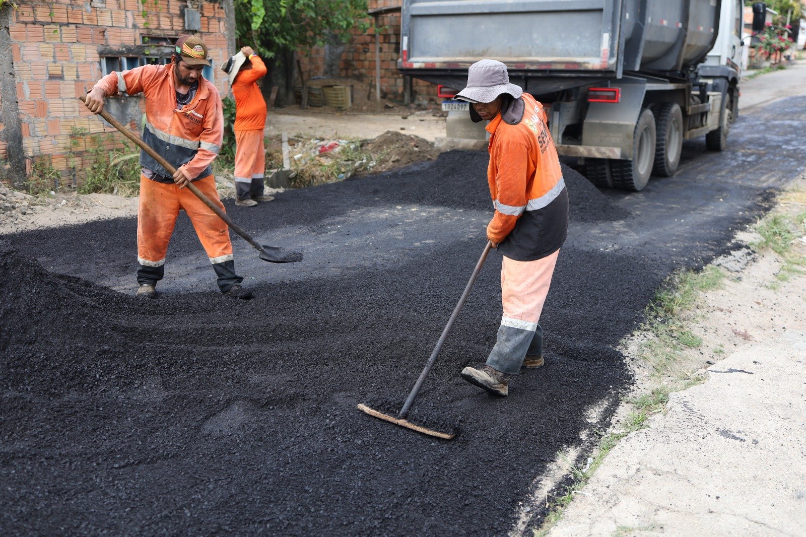 Prefeitura de Manaus recupera 300 metros de via e aplica 150 toneladas de asfalto no Colônia Terra Nova