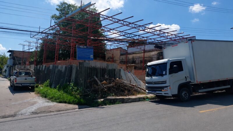 Obra embargada é alvo de nova fiscalização da prefeitura e tem ferramentas apreendidas neste sábado
