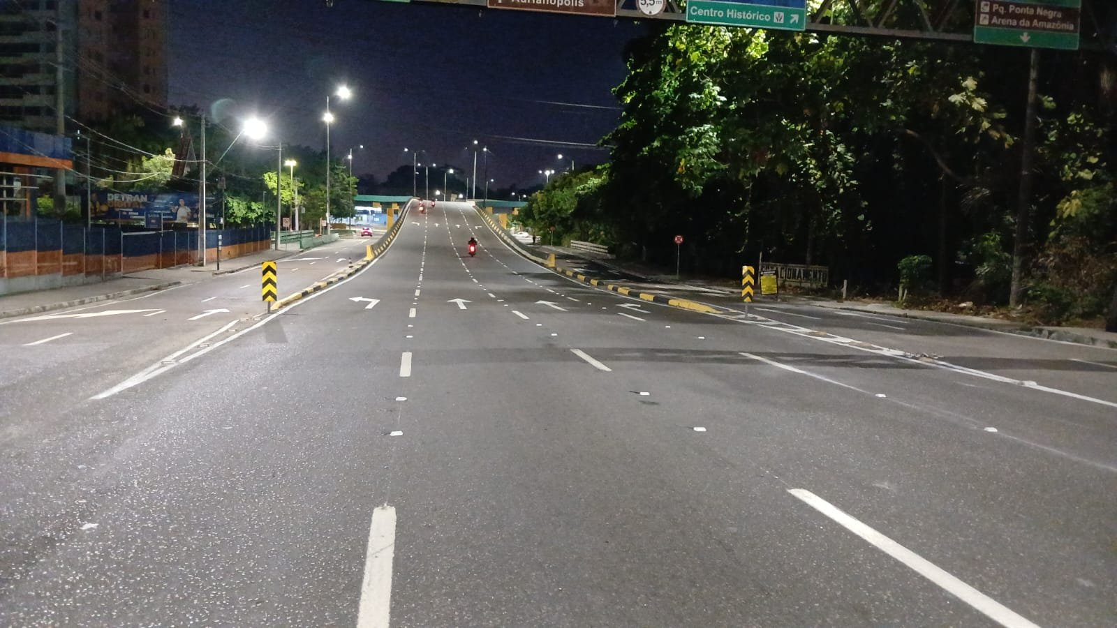 Prefeitura amplia sinalização viária para reforçar segurança e reduzir acidentes em todas as zonas de Manaus
