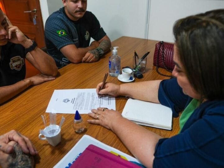 Maria do Carmo assina Carta Compromisso para chamamento de aprovados no Concurso da PM-AM