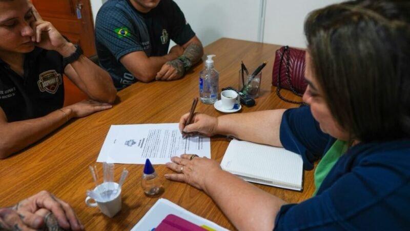 Maria do Carmo assina Carta Compromisso para chamamento de aprovados no Concurso da PM-AM