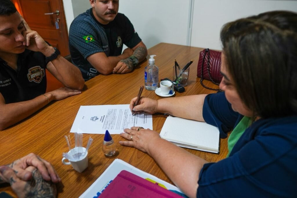 Maria do Carmo assina Carta Compromisso para chamamento de aprovados no Concurso da PM-AM
