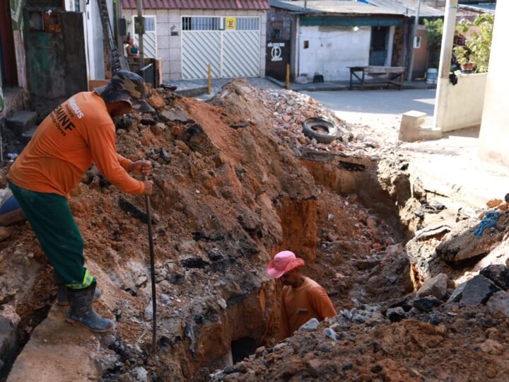 Prefeitura de Manaus recupera sistema de drenagem e desobstrui três caixas coletoras no bairro Santo Antônio