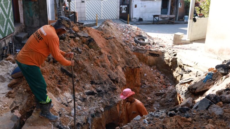 Prefeitura de Manaus recupera sistema de drenagem e desobstrui três caixas coletoras no bairro Santo Antônio